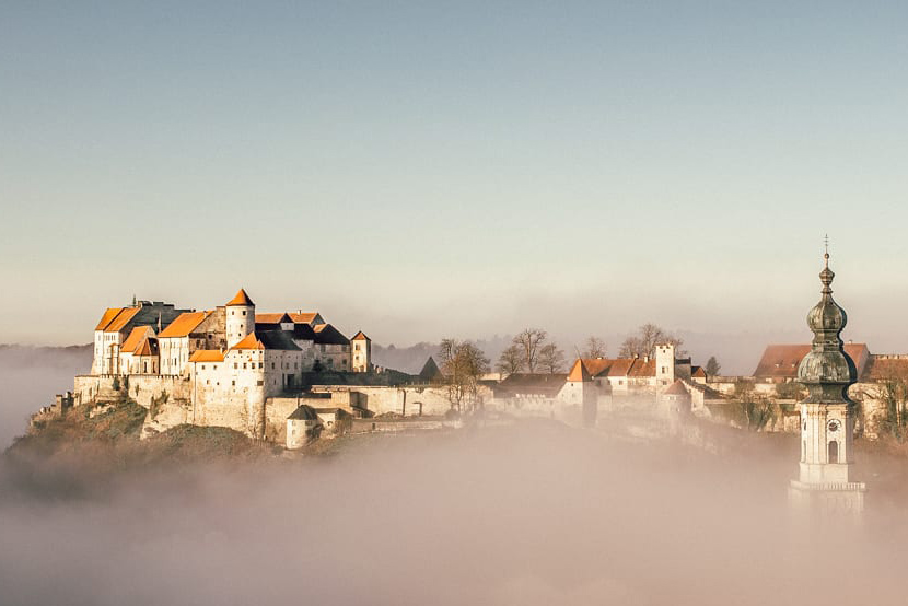 Authentische Hochzeitsfotos an der Burg Burghausen vom Fotokomplizen