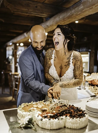 Emotionales Brautpaar beim Anschnitt des Hochzeitskuchen