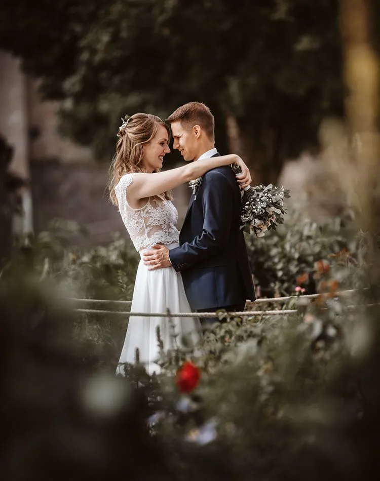 Ein Brautpaar genießt umarmt die Zweisamkeit und Verbundenheit am Tag Ihrer Hochzeit